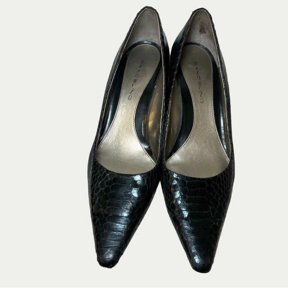 Bandolino Women’s Black Textured Pointy Toe Heels Y2K 8M with 2.5 in‎ heel